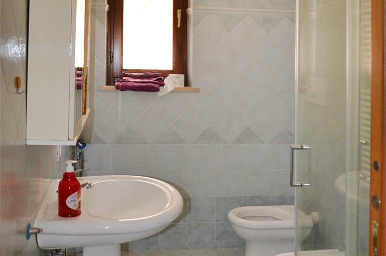 Bagno con finestra e doccia