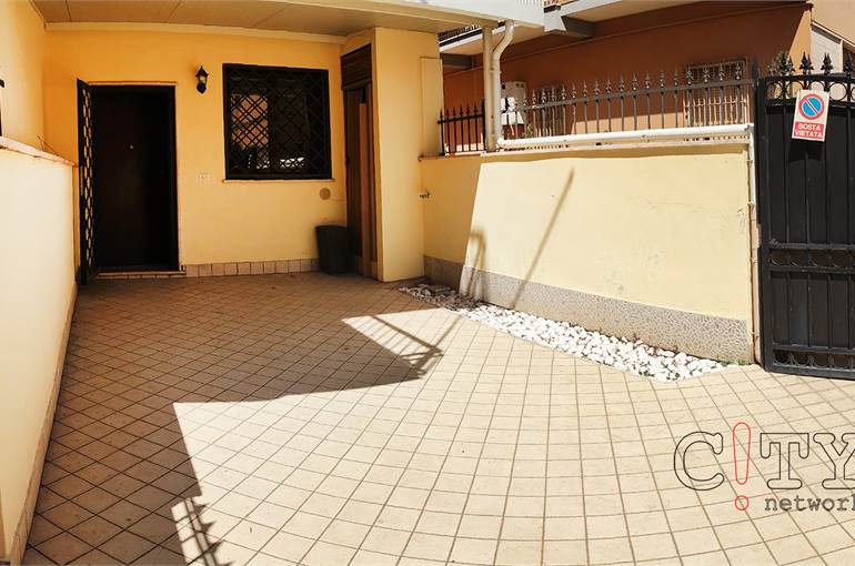 Portone blindato e grate sugli infissi