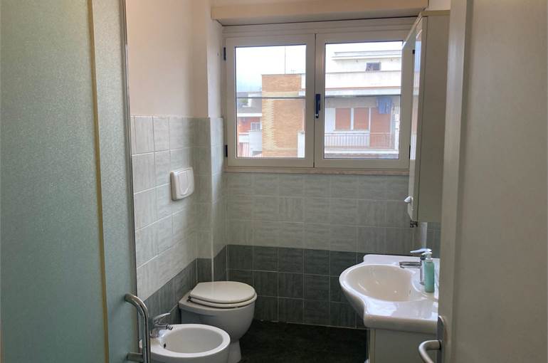 Bagno con finestra e doccia 