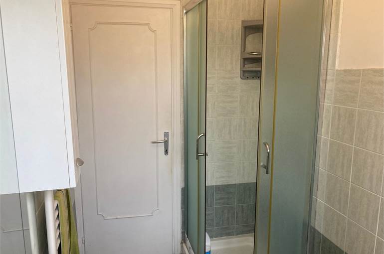 Bagno con finestra e doccia