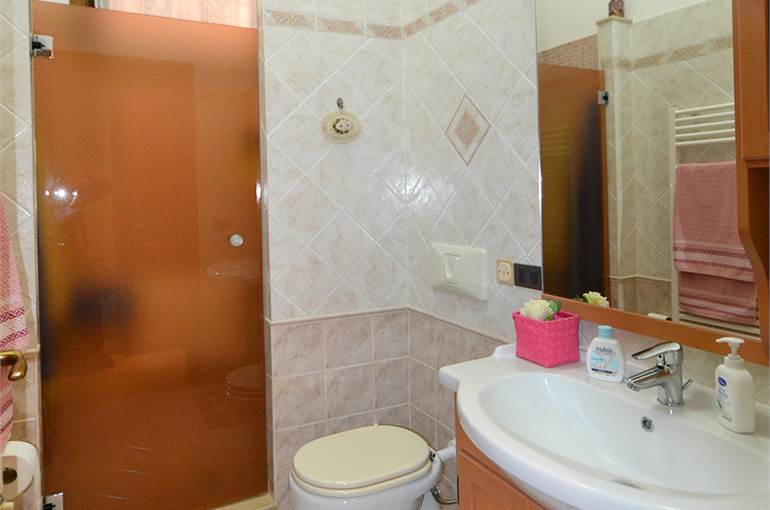 Bagno con doccia piano terra