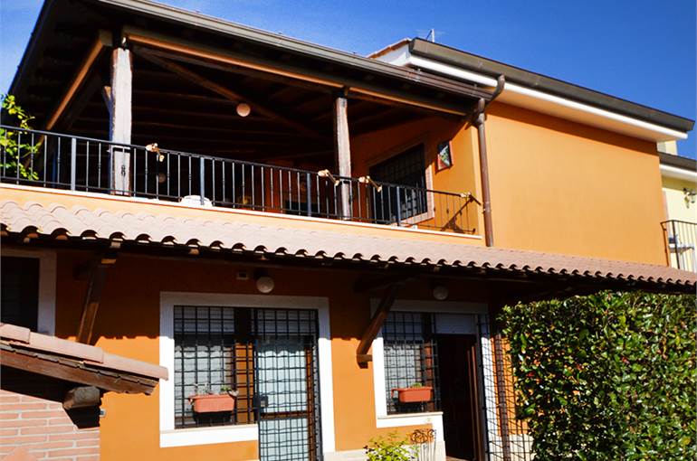 Facciata retro villa bifamiliare