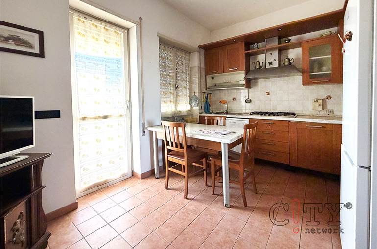 Cucina abitabile con affaccio su grande balcone