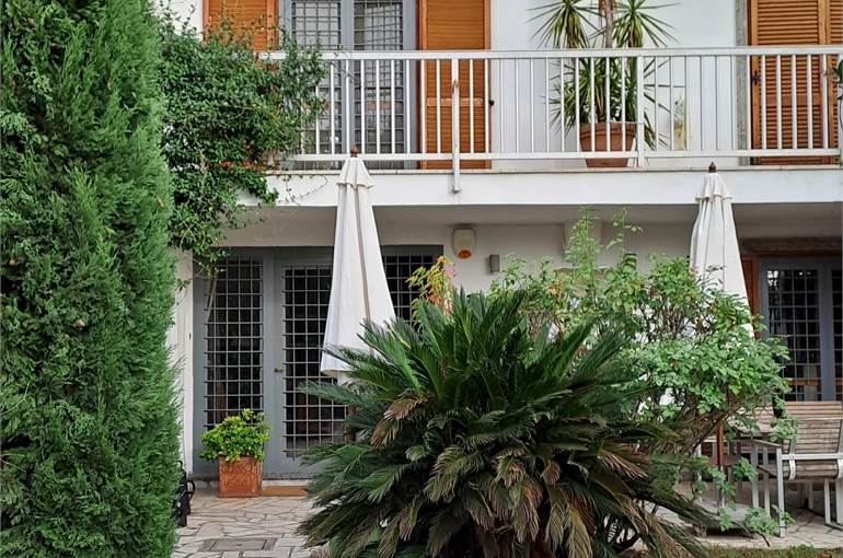 Facciata villa e giardino lato retro