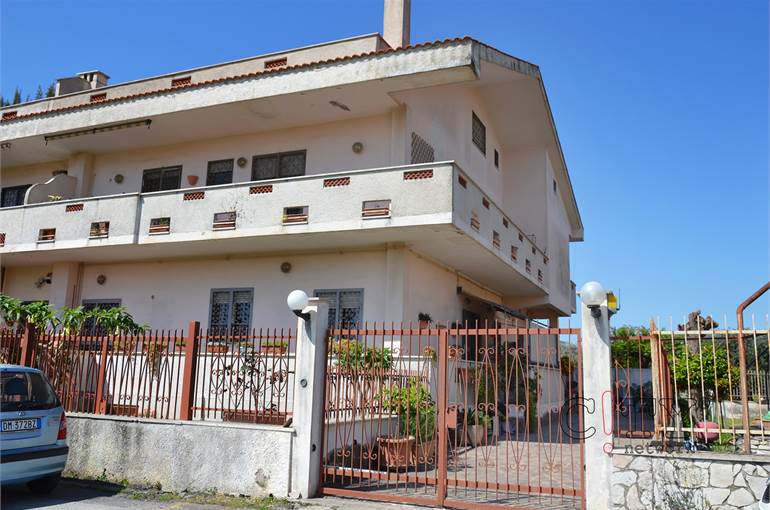 Facciata villa bifamiliare 