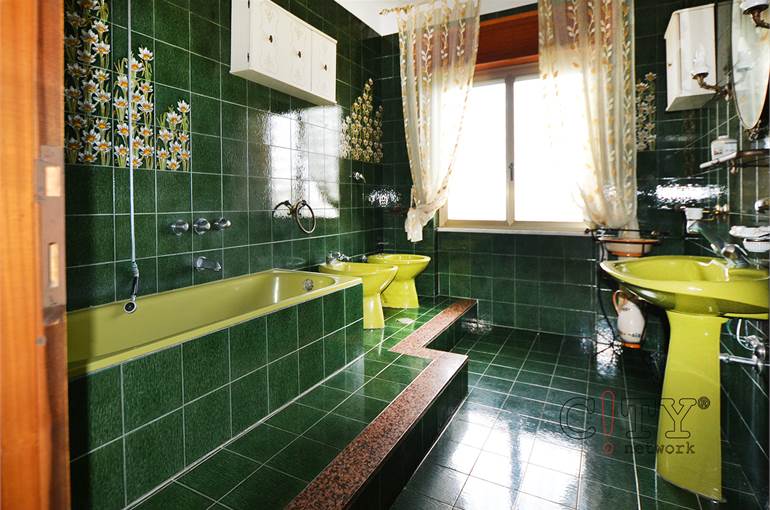 Bagno 1 primo piano con finestra 