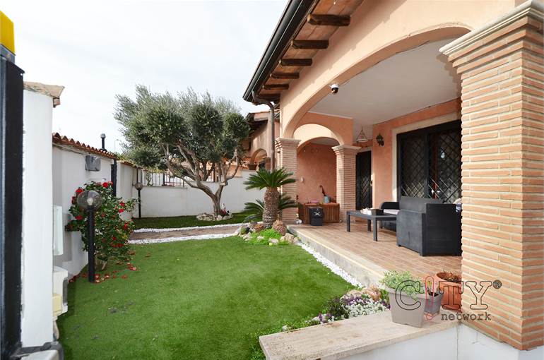 Villa con giardino su tre lati