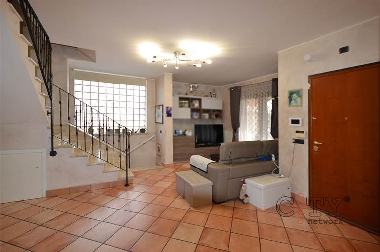 Portone blindato e grate sugli infissi