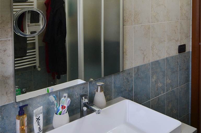 Bagno con finestra e doccia piano terra