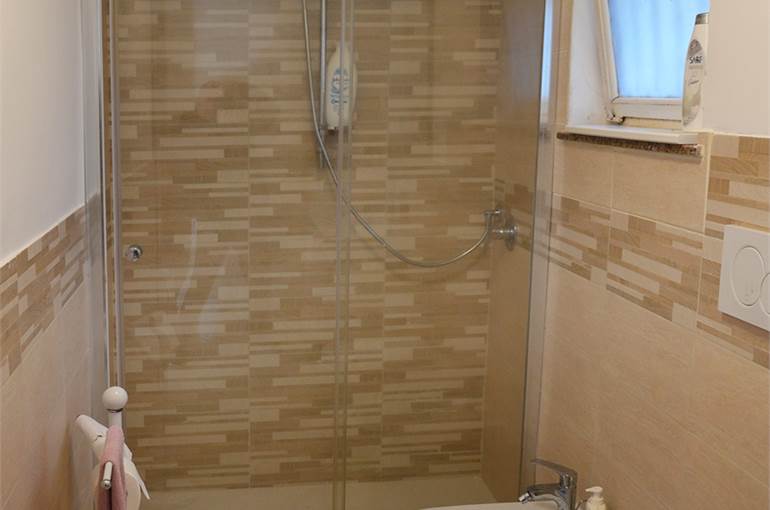 Bagno con doccia e finestra 