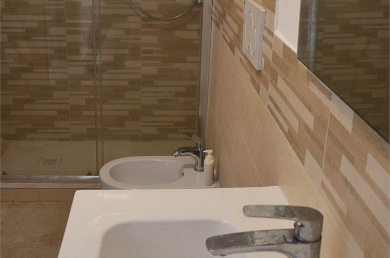 Bagno con doccia e finestra 