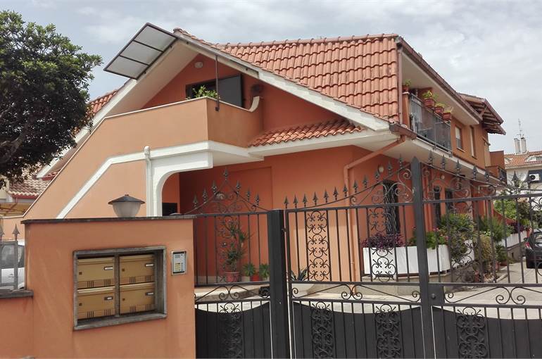 Cancello pedonale e carrabile comune