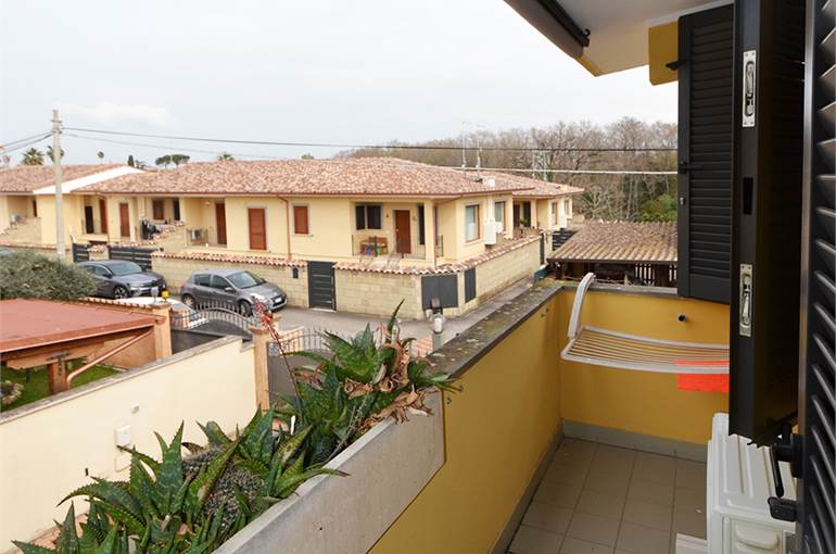 Balcone con tende da sole piano primo