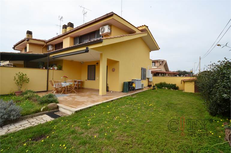 Giardino angolare con entrata indipendente