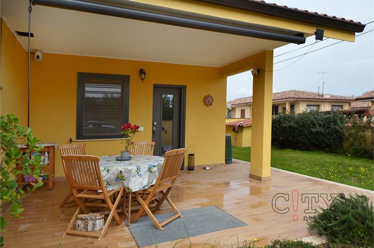 Veranda con tende da sole