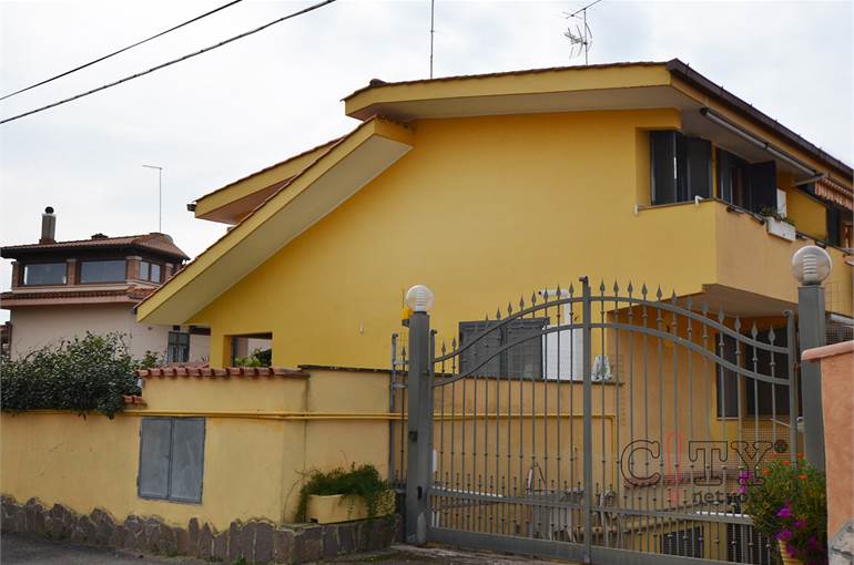 Facciata laterale villino su tre livelli