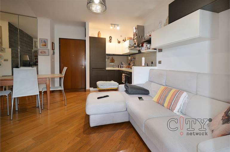 Soggiorno con cucina a vista