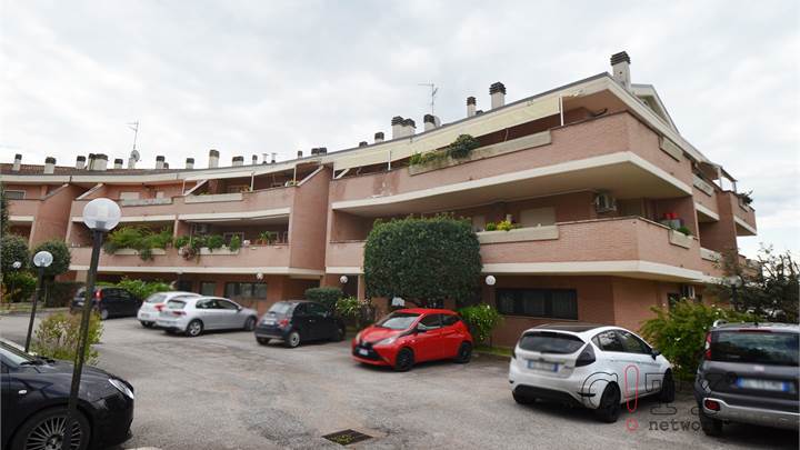 Roma Montemigliore Appartamento trilocale 100 mq con terrazza, box auto e ascensore
