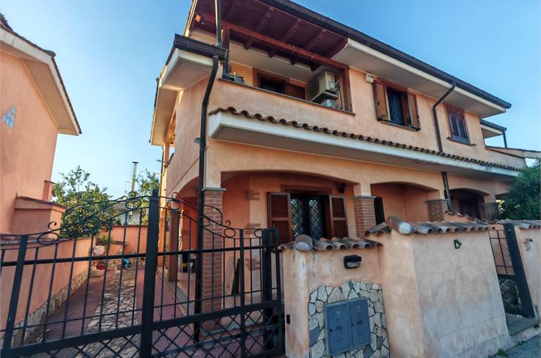 Villino bifamiliare due livelli fuori terra