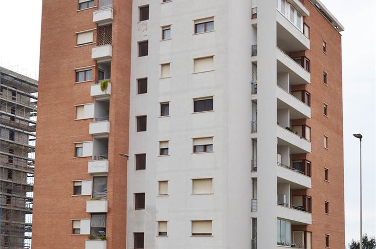 Facciata palazzina con ascensore