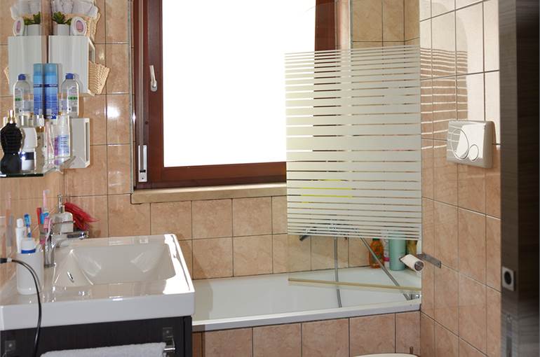 Bagno con vasca e finestra