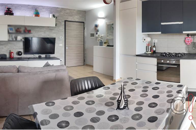 Soggiorno con cucina abitabile a vista 